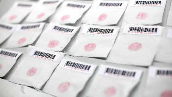 Pruebas sistemáticas de comparación de productos Puntos rojos en muestras textiles cuadradas con etiquetas para comparar
